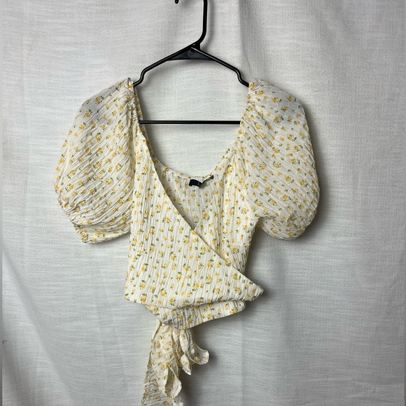 Lulu's Tops - NEW WITH TAGS Lulu's Floral Cottagecore Coquette Wrap Puff Sleeve Crop Top